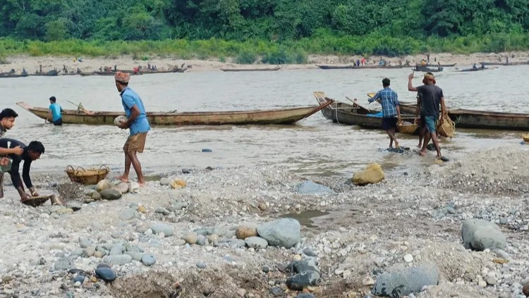 ধলাই নদীর দুই ধারে প্রতিদিন নৌকায় করে সাদা পাথর আনা হয় বিক্রির জন্য। স্ট্রিম ছবি