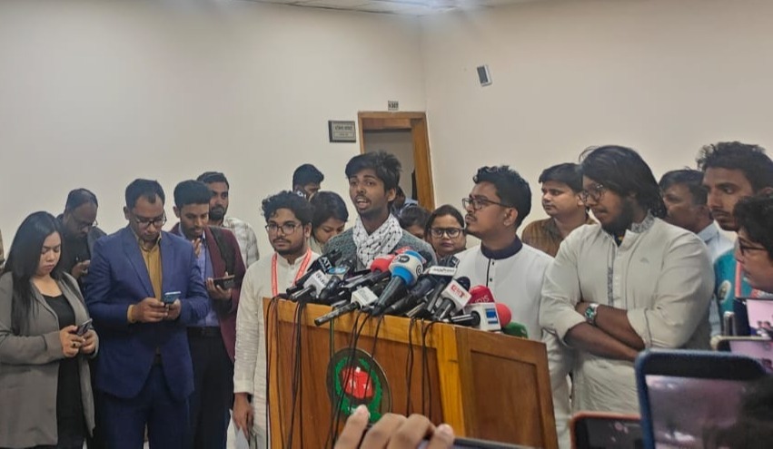 ভোটকেন্দ্রে মোবাইল নিষিদ্ধের সিদ্ধান্ত প্রত্যাহারের আশ্বাস নির্বাচন কমিশনের