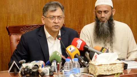 স্বরাষ্ট্রমন্ত্রী সালাহউদ্দিন আহমদ ও ধর্ম প্রতিমন্ত্রী মোহাম্মদ শামীম কায়সার। ছবি: পিআইডি
