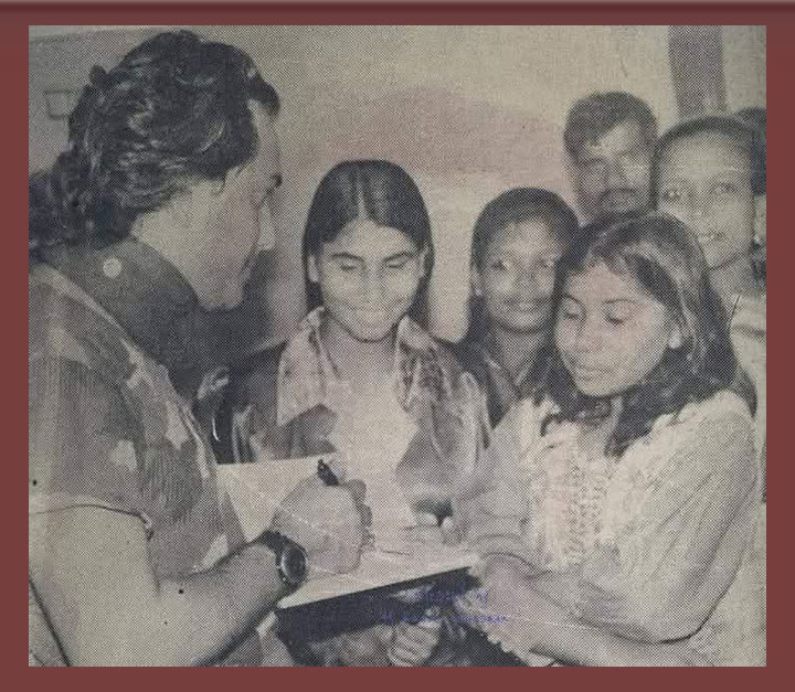 ভক্তদের অটোগ্রাফ দিচ্ছেন সালমান শাহ। ফেসবুক থেকে নেওয়া ছবি
