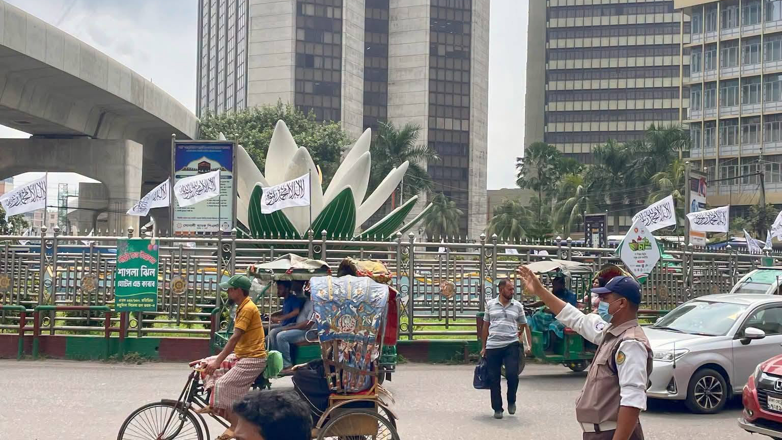 রাজধানীর মতিঝিল শাপলা চত্বরে পতাকা টানানো হয়। ছবি: সংগৃহীত