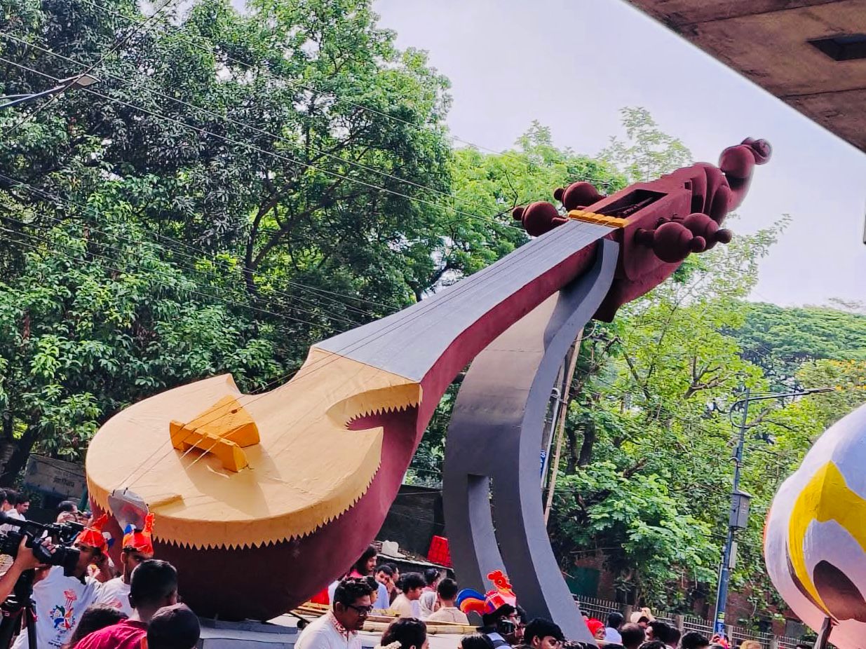 শোভাযাত্রায় ছিল সম্প্রতি বাউলদের ওপর হামলার প্রতিবাদ স্বরূপ প্রতিকী দোতারা