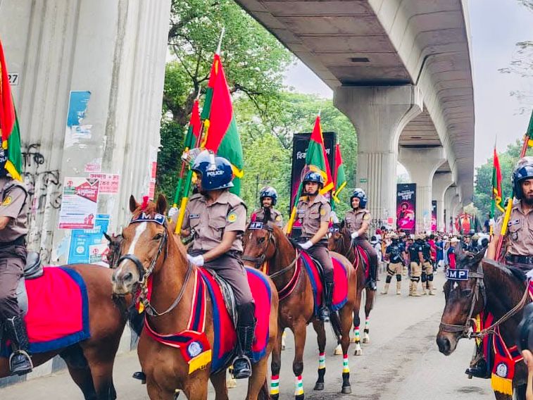 শোভাযাত্রা উপলক্ষে সতর্ক অবস্থান নিয়েছিল আইনশৃঙ্খলা রক্ষাকারী বাহিনী। স্ট্রিম ছবি