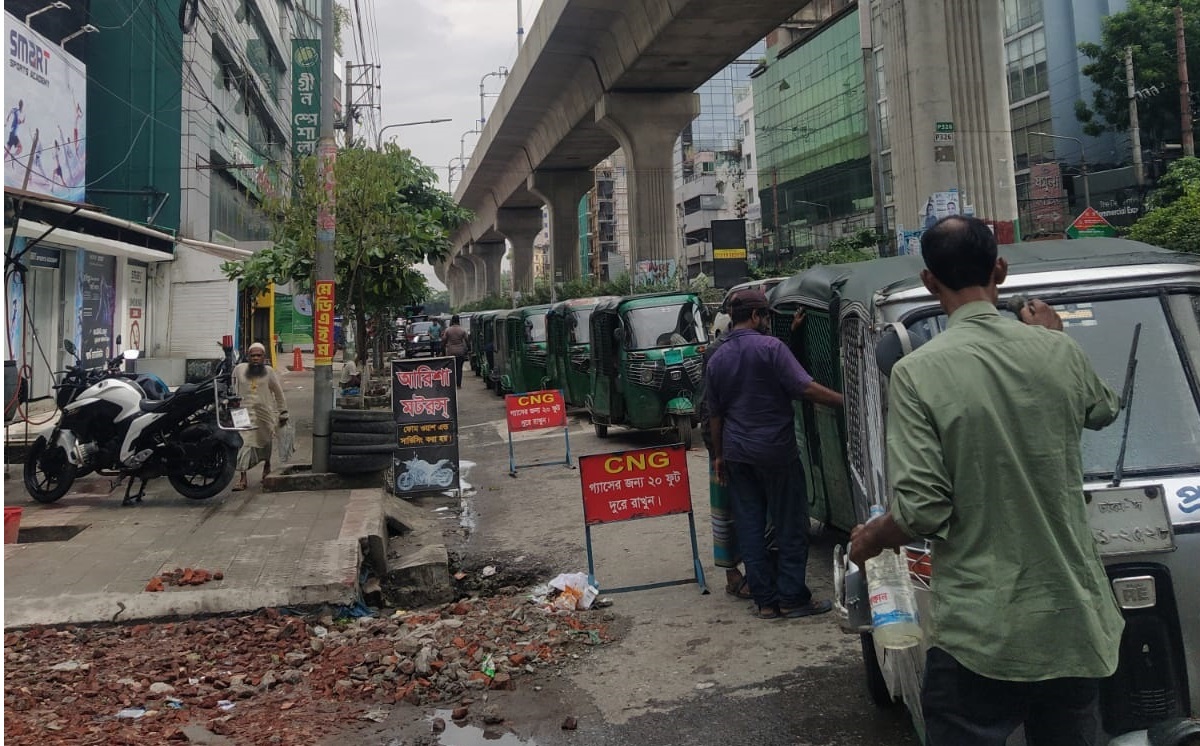 গ্যাস নিতে প্রধান সড়কেই গাড়ি দাঁড় করিয়ে অপেক্ষা করছেন চালকেরা। স্ট্রিম ছবি