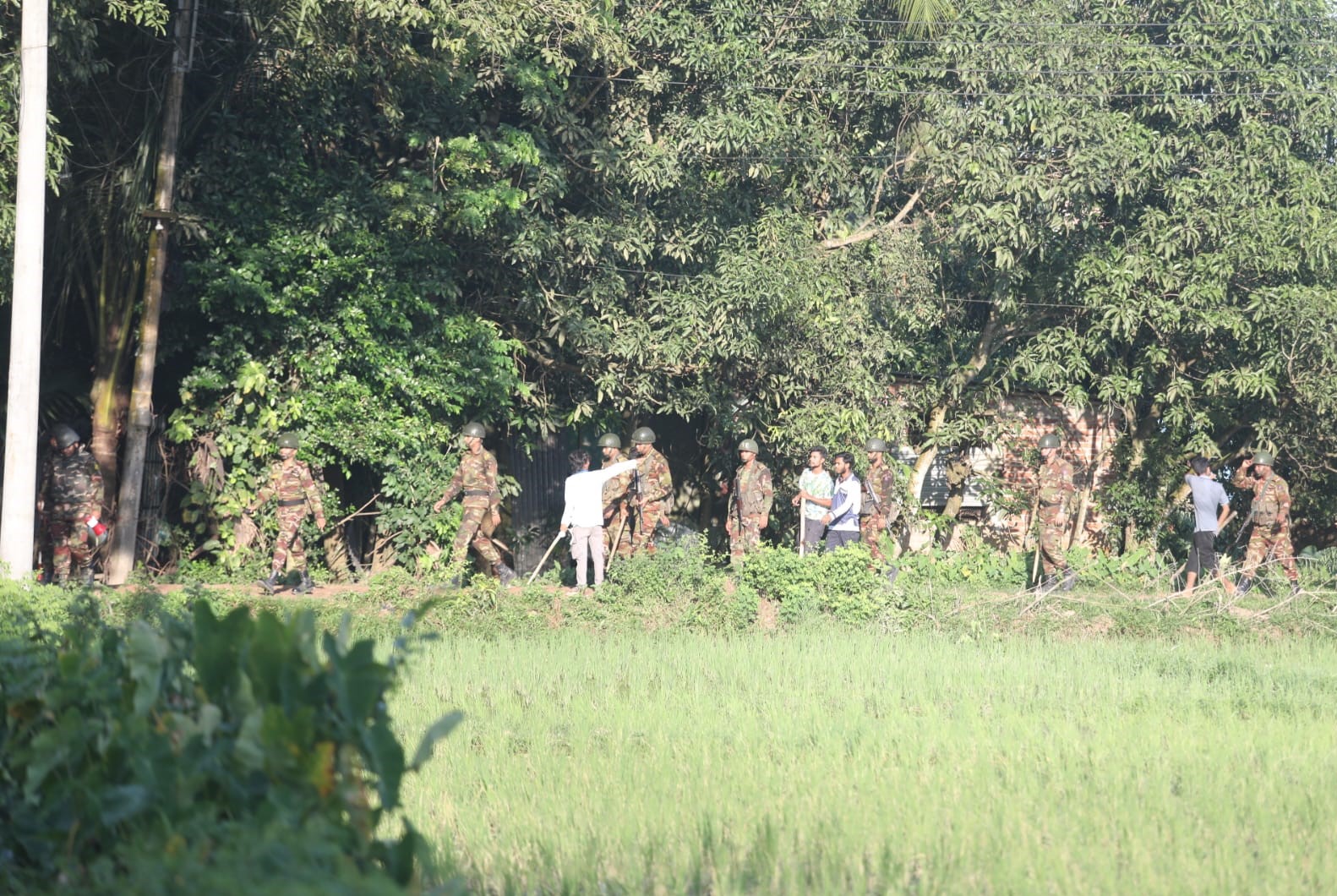 সংঘর্ষ থামাতে ঘটনাস্থলে যান সেনাবাহিনীর সদস্যরা। স্ট্রিম ছবি
