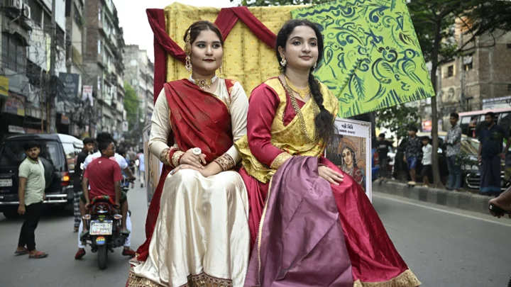 ঐতিহ্যবাহী পোশাকে শোভাযাত্রায় দুই তরুণী। সংগৃহীত ছবি 