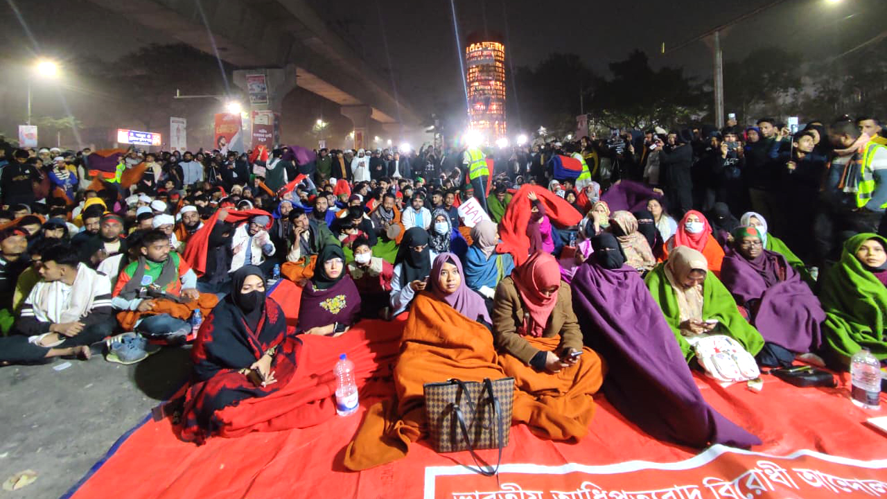 শরিফ ওসমান হাদি হত্যার বিচারের দাবিতে শাহবাগ মোড়ে ইনকিলাব মঞ্চের নেতাকর্মীর অবস্থান। স্ট্রিম ছবি