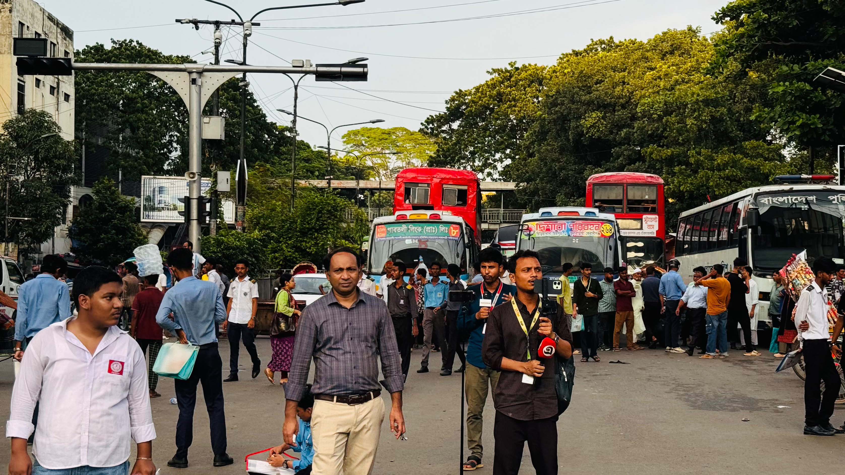 রাজধানীর শাহবাগে শিক্ষার্থীদের অবস্থানে বন্ধ রয়েছে যান চলাচল। স্ট্রিম ছবি