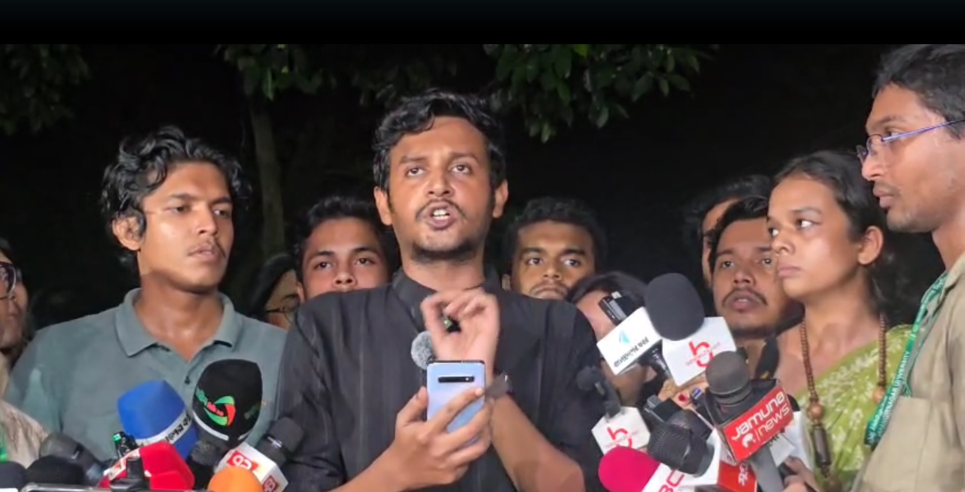 বক্তব্য রাখছেন সম্প্রীতির ঐক্যের সাধারণ সম্পাদক (জিএস) পদপ্রার্থী শরণ এহসান। স্ট্রিম ছবি