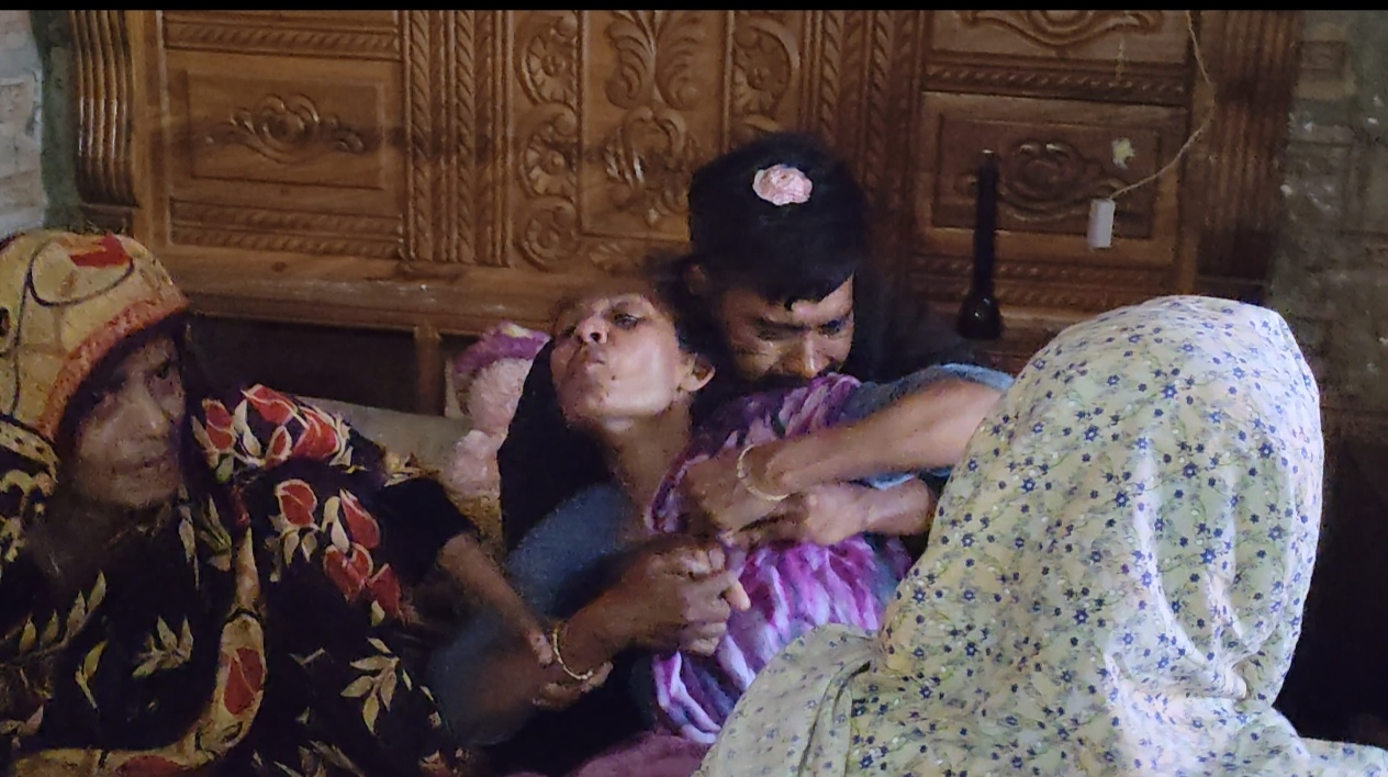 স্বজনদের আহাজারিতে ভারী হয়ে উঠছে চারপাশ। স্ট্রিম ছবি