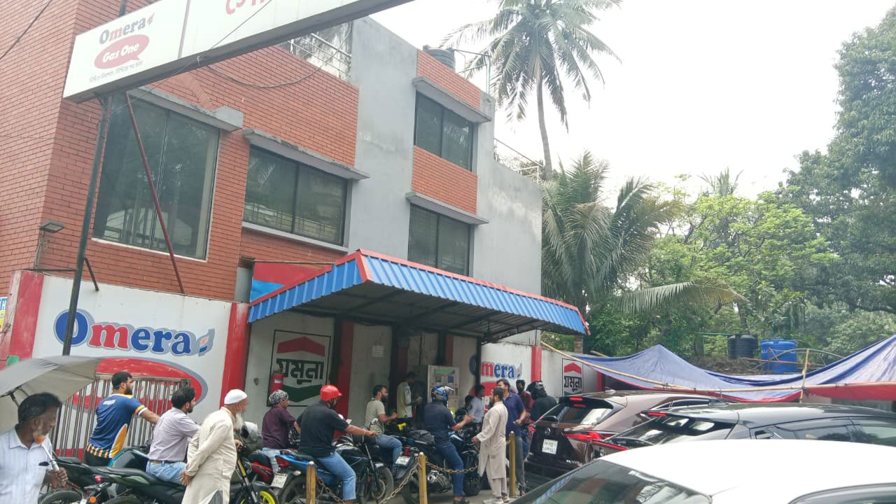 সোনার বাংলা পাম্পে সকাল থেকেই মিলছে তেল