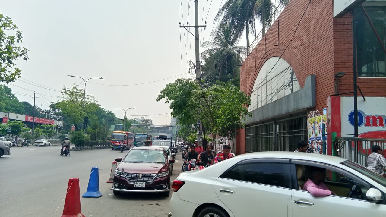 সোনার বাংলা পাম্পে সকাল থেকেই দীর্ঘ লাইন