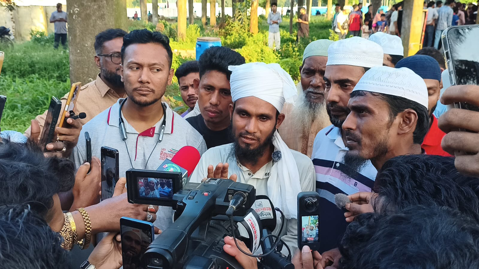 সোহরাওয়ার্দী উদ্যানে গড়ে তোলা মসজিদের ইমাম মোহাম্মদ হুসাইন। স্ট্রিম ছবি