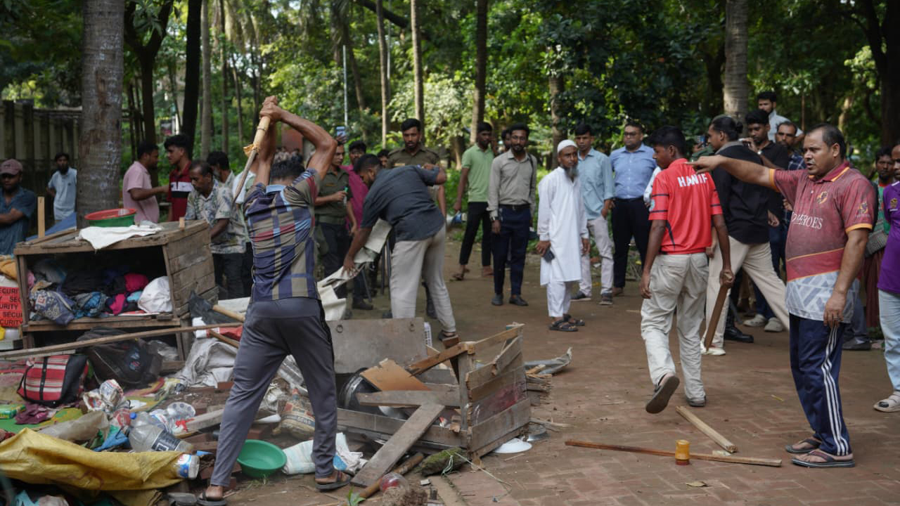 অভিযানে উদ্যানে গড়ে তোলা রাজীব শাহের মসজিদসহ অন্যান্য স্থাপনা ভেঙে দেওয়া হয়। স্ট্রিম ছবি