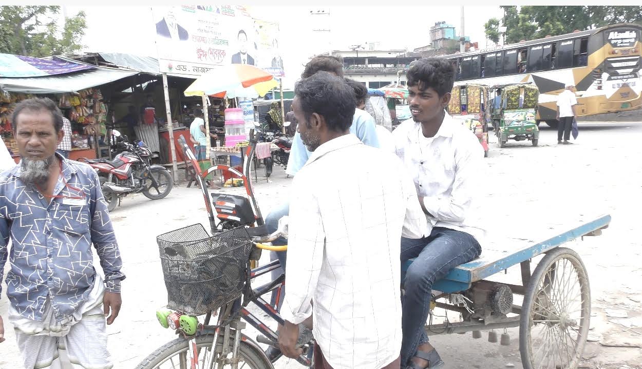 ভ্যান থামিয়ে চেক করা হয় সদস্য কার্ড