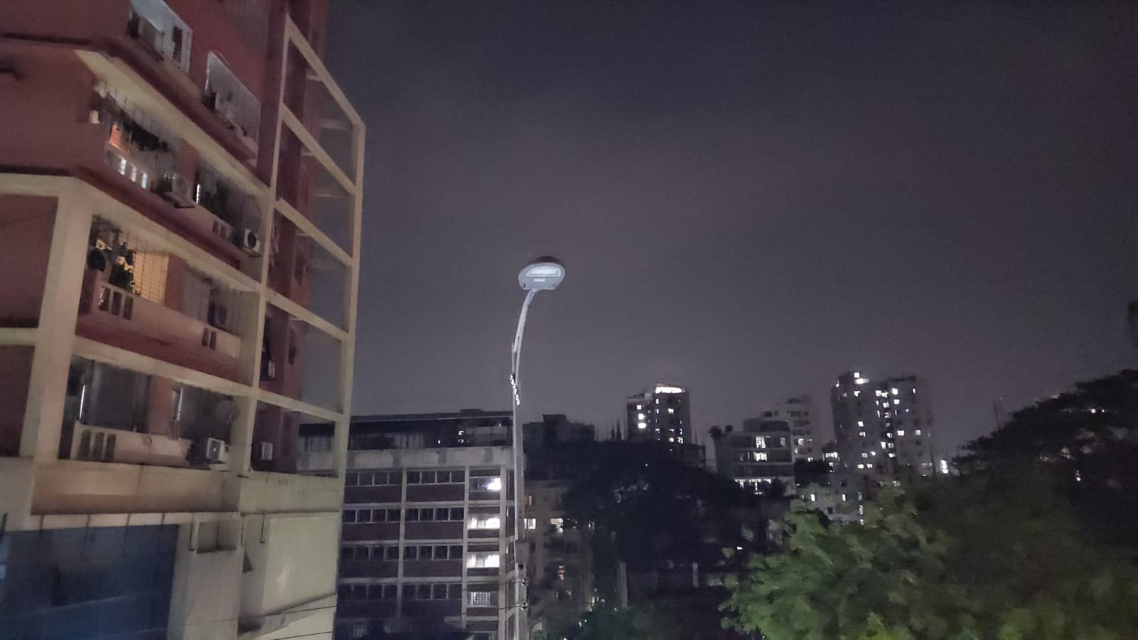 আশপাশের বাড়ি কিংবা গাড়ির আলোতেই ভরসা করতে হয় যাত্রী ও চালকদের