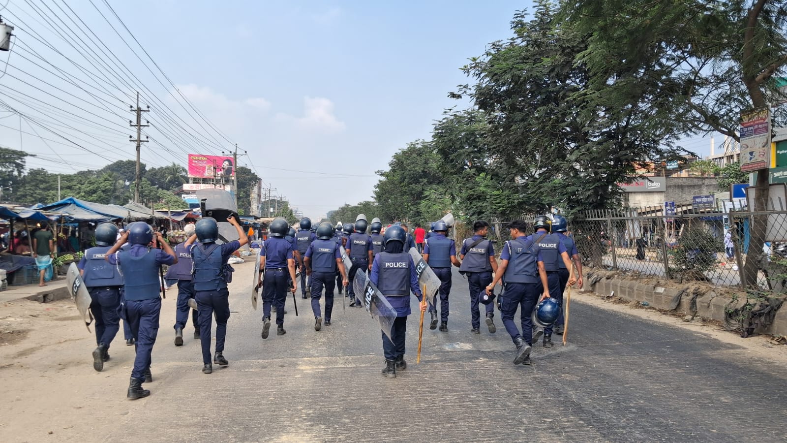 শ্রীপুরে কারখানা ও ঢাকা-ময়মনসিংহ সড়ক অবরোধ করায় সাউন্ড গ্রেনেড নিক্ষেপ ও লাঠিপেটা করেছে পুলিশ। স্ট্রিম ছবি