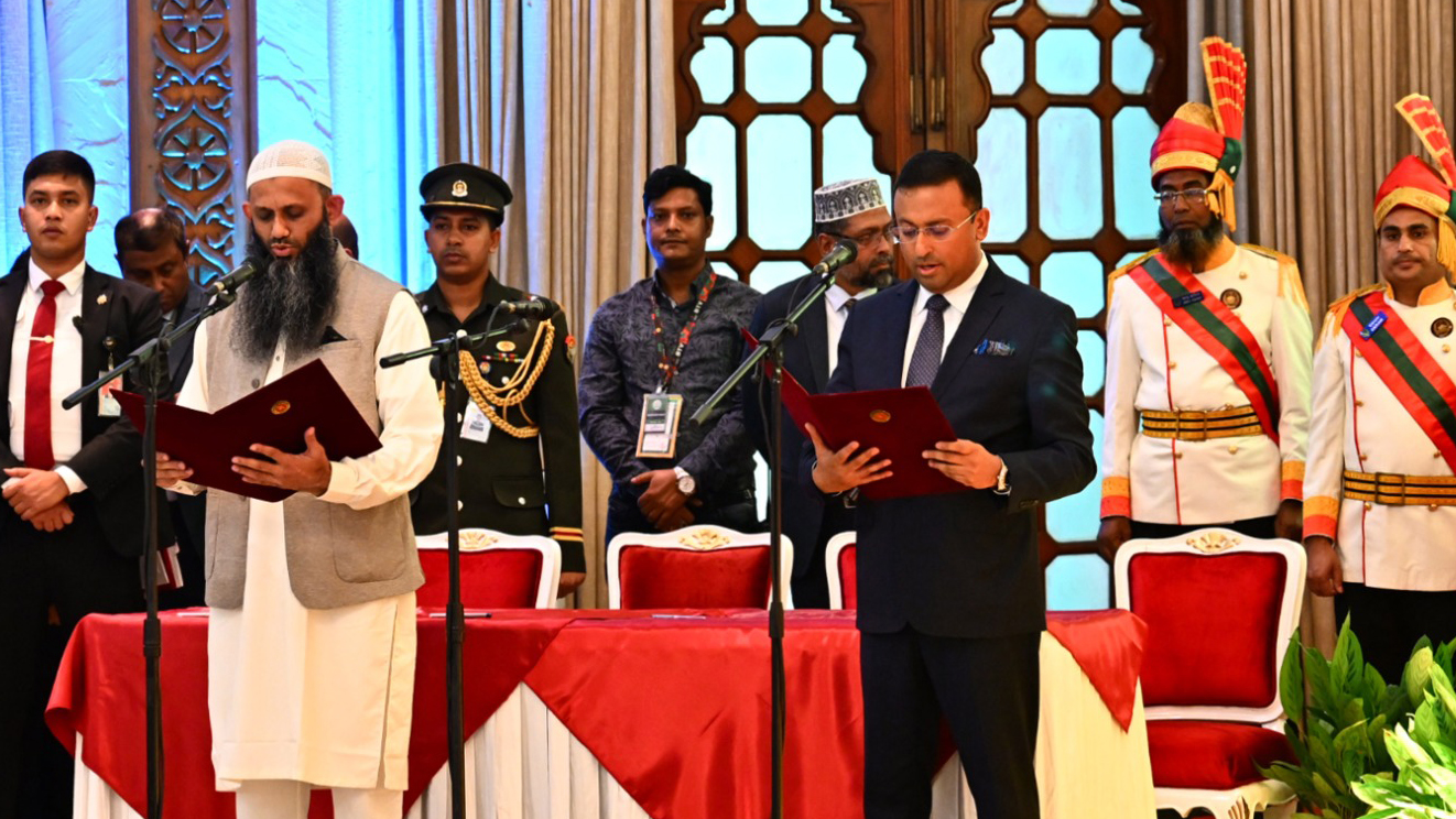 প্রতিমন্ত্রী হিসেব শপথ নেন শামীম কায়সার লিংকন ও হুমায়ুন কবির। ছবি: সংগৃহীত
