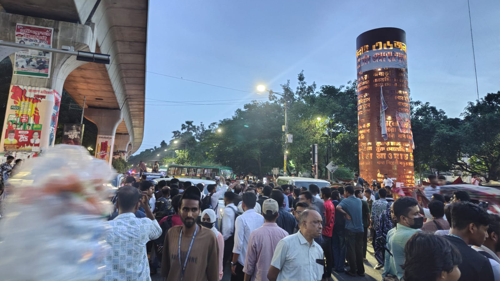 শাহবাগে আন্দোলনকারীদের অবস্থানে আশেপাশের সড়কে যানজট দেখা দেয়। স্ট্রিম ছবি