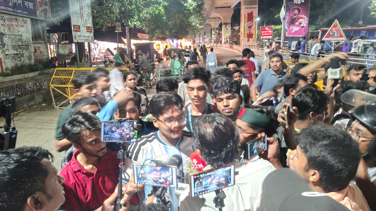 শাহবাড় মোড়ে শিক্ষার্থীদের অবস্থান। স্ট্রিম ছবি