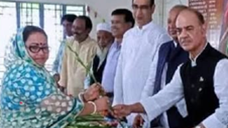 কার্যক্রম নিষিদ্ধ আওয়ামী লীগের সভাপতিমণ্ডলীর সদস্য ও সাবেক মন্ত্রী ফারুক খানের সঙ্গে সুবর্ণা সিকদার। ছবি: সংগৃহীত