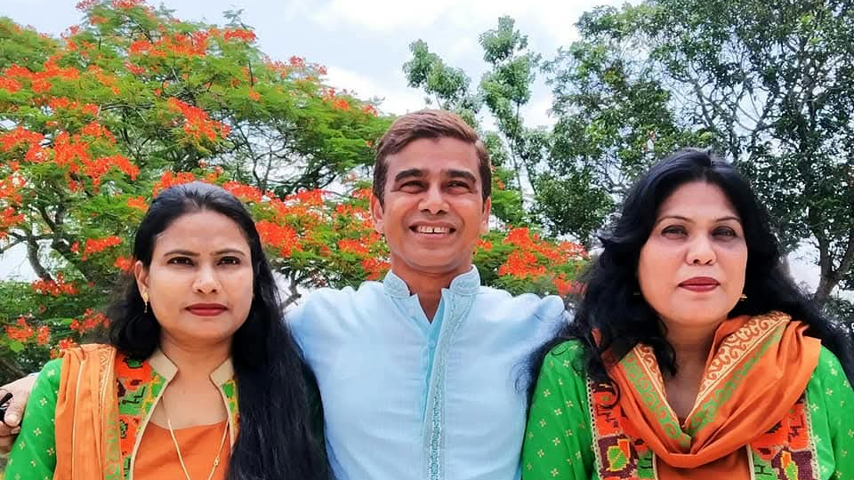 দুই বোনের সঙ্গে পানিসম্পদ প্রতিমন্ত্রী ফরহাদ হোসেন আজাদ। ছবি: ফেসবুক থেকে নেওয়া