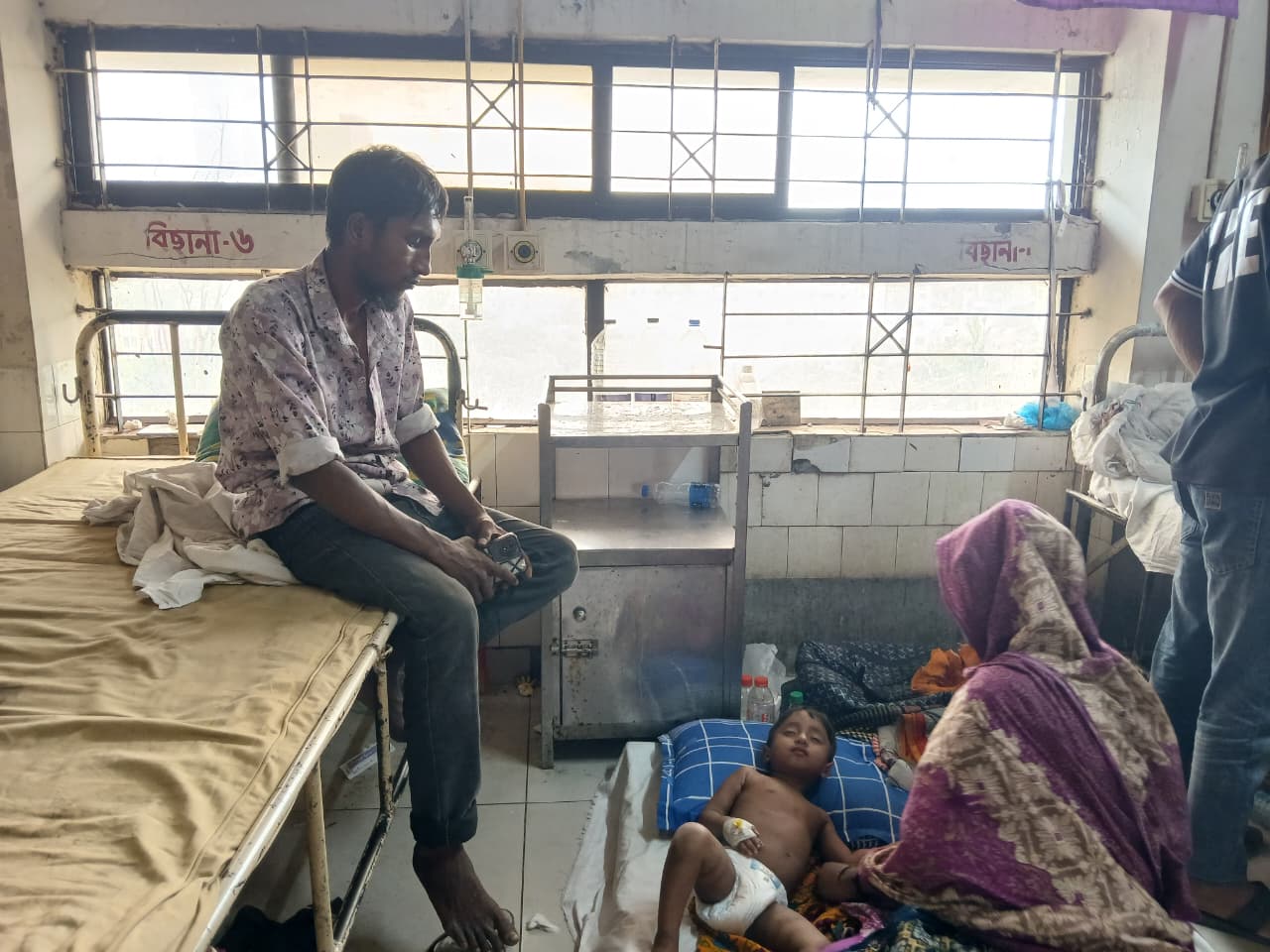 শয্যার সংকুলনা না হওয়ায় মেঝেতেই থাকছেন অনেক রোগী