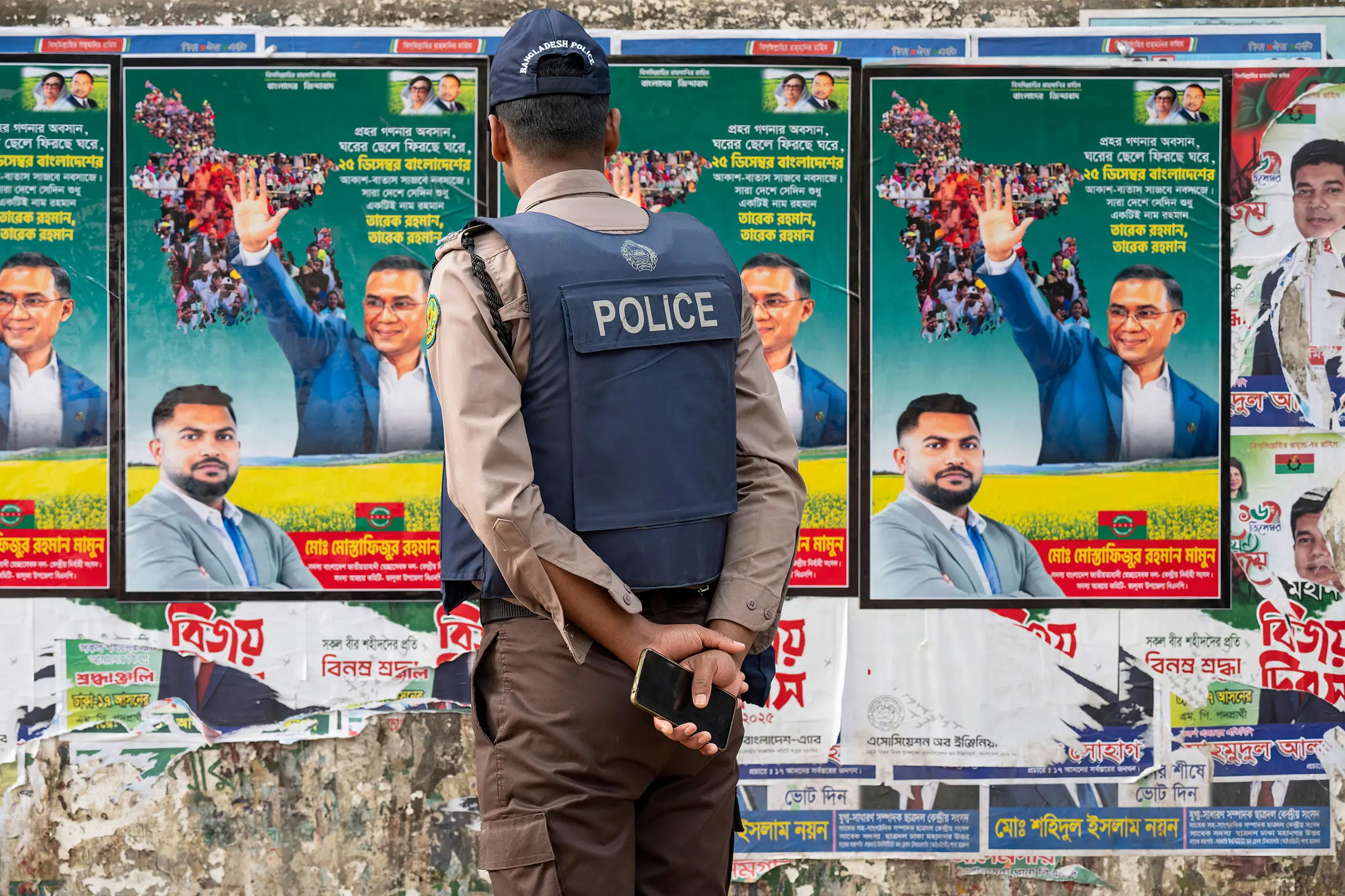 নির্বাচনের আগে তারেক রহমানের ছবি সম্বলিত পোস্টার।