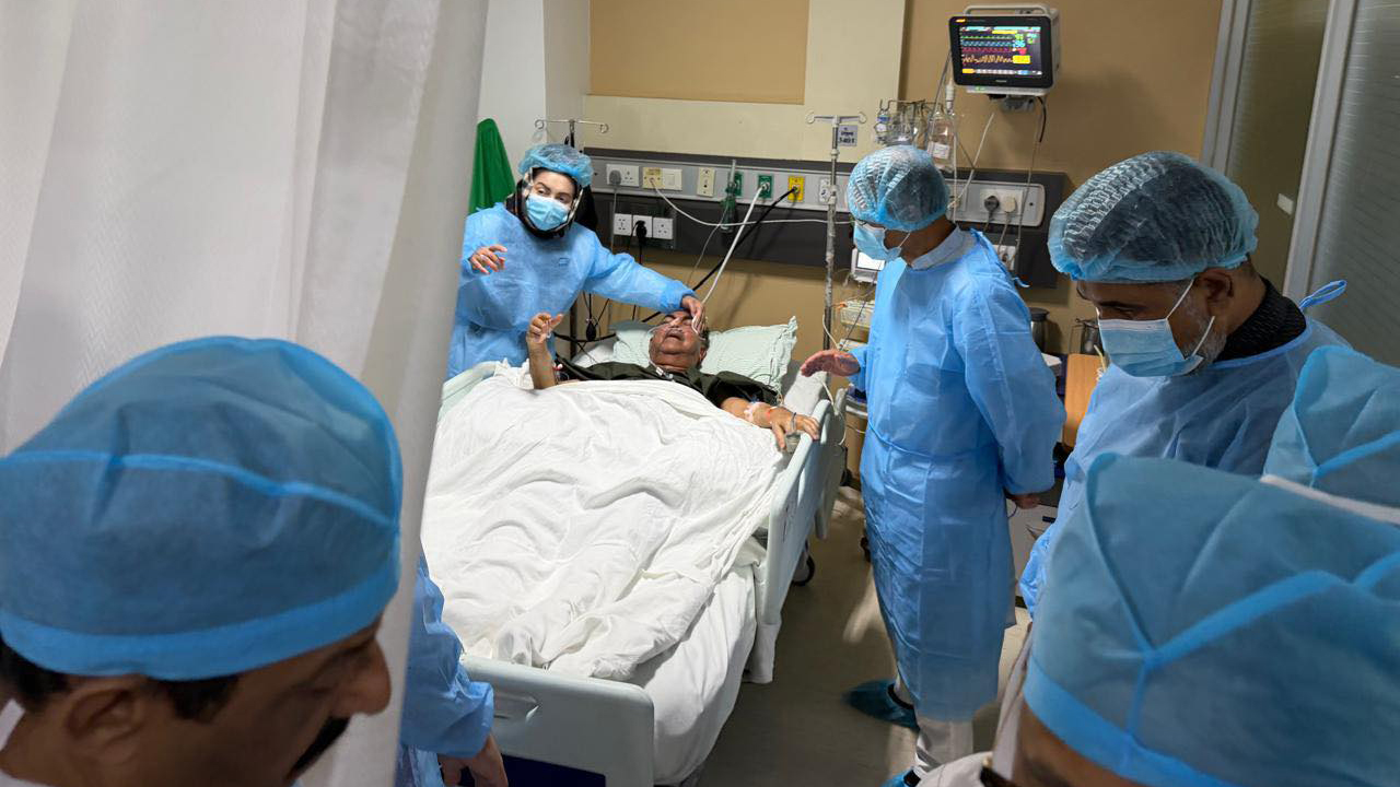 মির্জা আব্বাসকে দেখতে হাসপাতালে প্রধানমন্ত্রী