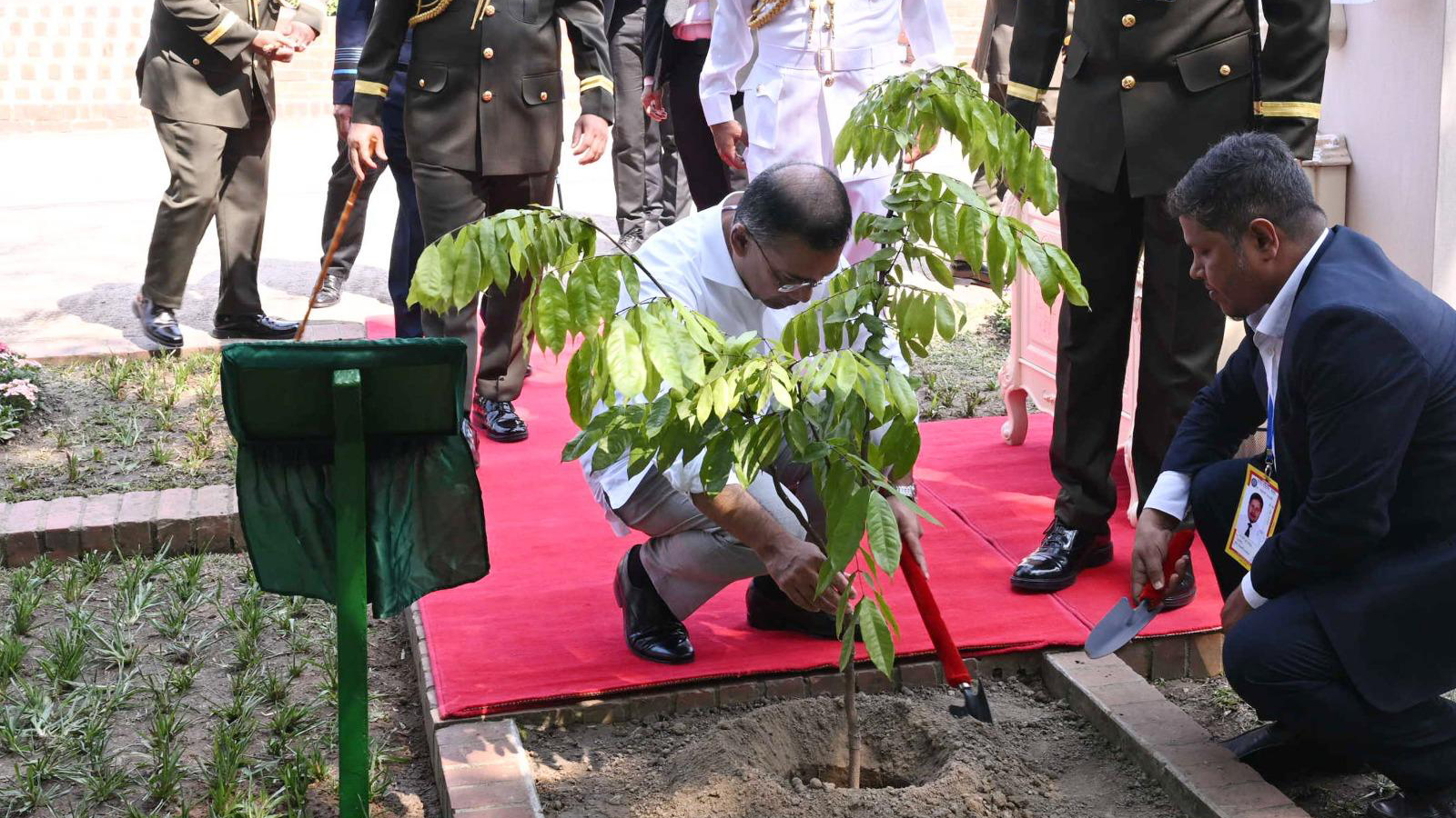 স্মৃতিসৌধে শ্রদ্ধা নিবেদনের পর বৃক্ষরোপন করেন প্রধানমন্ত্রী তারেক রহমান। ছবি: প্রধানমন্ত্রীর কার্যালয়