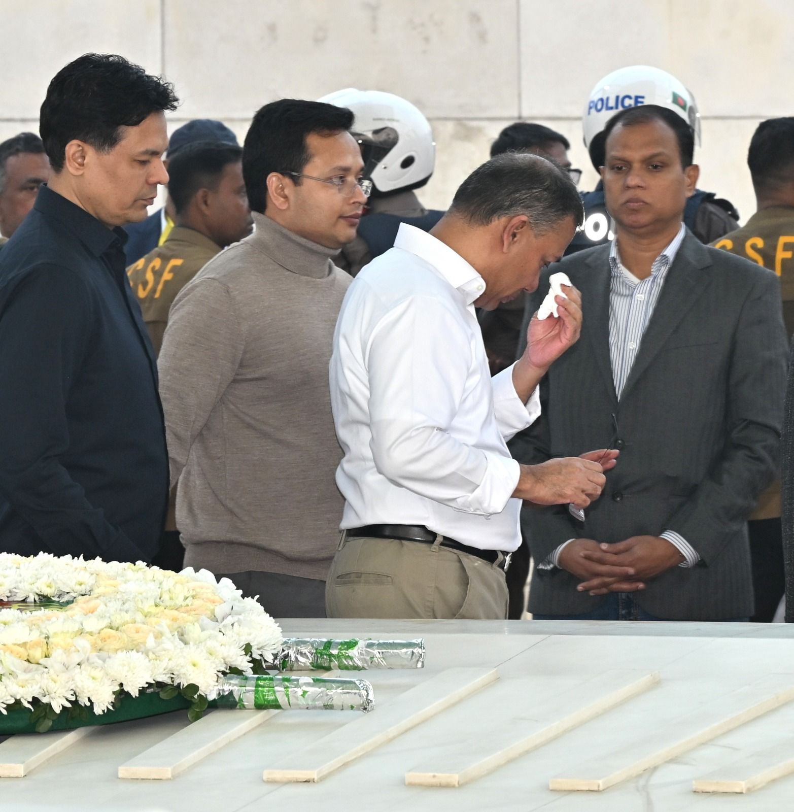 শ্রদ্ধা নিবেদনের পর একা মোনাজাত শেষে টিস্যু দিয়ে নিজের চোখ মুছতে দেখা যায় বিএনপির ভারপ্রাপ্ত চেয়ারম্যানকে। ছবি: বিএনপির মিডিয়া সেল