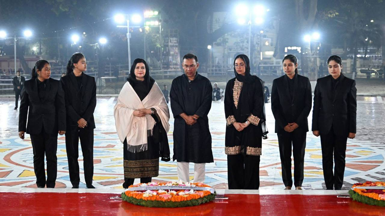 পরিবারের সদস্যদের নিয়ে কেন্দ্রীয় শহীদ মিনারে শ্রদ্ধা জানান প্রধানমন্ত্রী। ছবি: সংগৃহীত