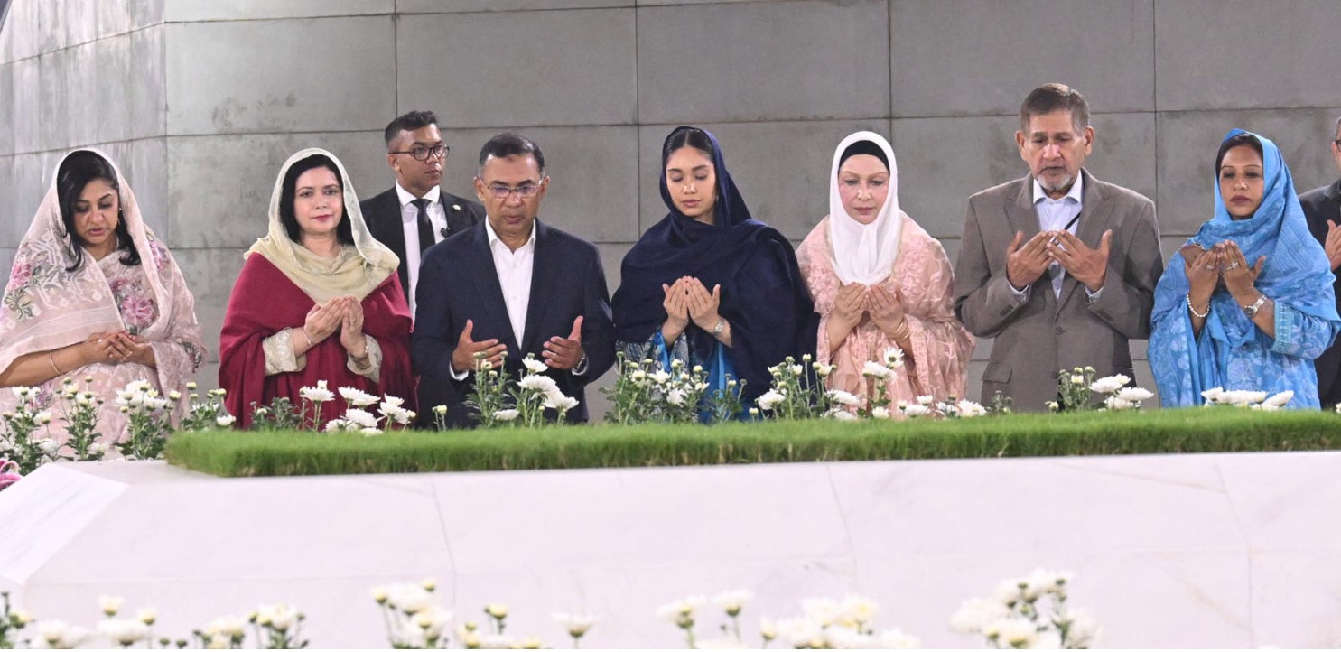 মা-বাবার কবর জিয়ারতে তারেক রহমান