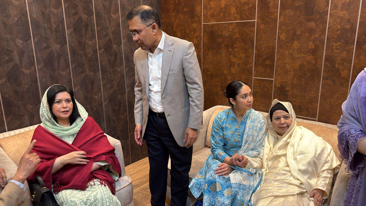 মাকে নিয়ে দাদির পাশে জাইমা রহমান