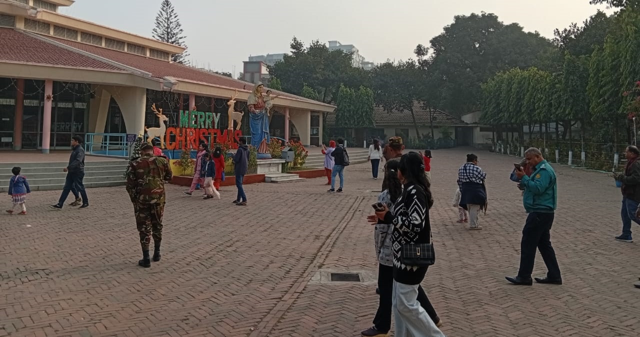 জপমালা রাণী গির্জা প্রাঙ্গণে দর্শনার্থীদের পদচারণা। স্ট্রিম ছবি
