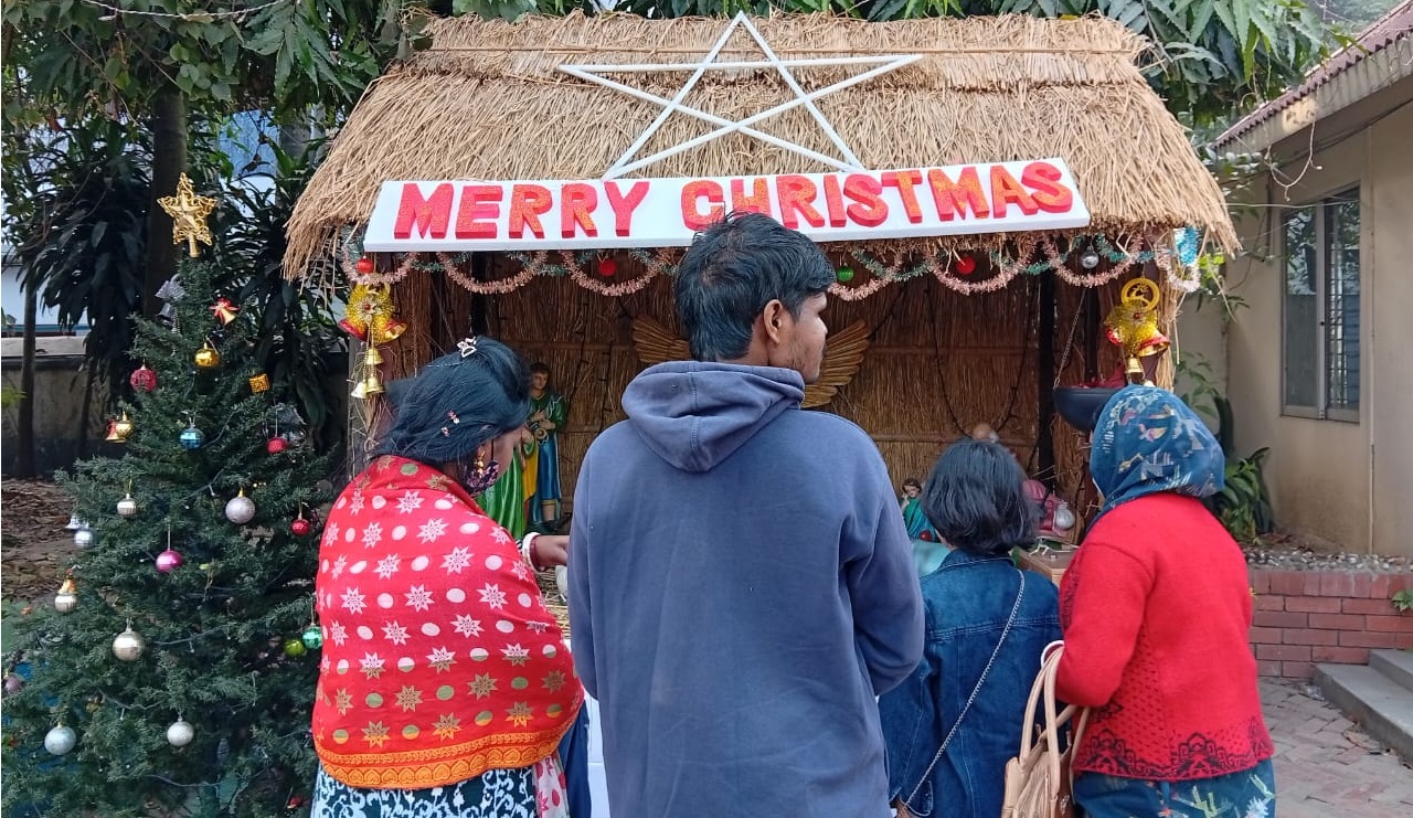 বিকেল ৩টায় গেট খোলার সঙ্গে সঙ্গেই বাইরে অপেক্ষমান দর্শনার্থীরা ভেতরে প্রবেশ করতে শুরু করেন। স্ট্রিম ছবি