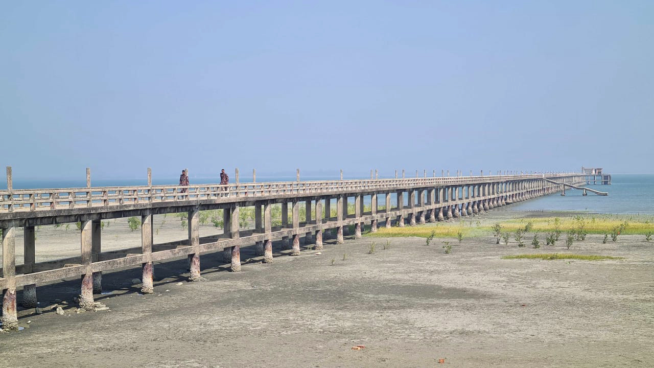 সীমান্ত সড়ক ও বেড়িবাঁধ এলাকায় নিরাপত্তা বাড়িয়েছে বিজিবি। স্ট্রিম ছবি