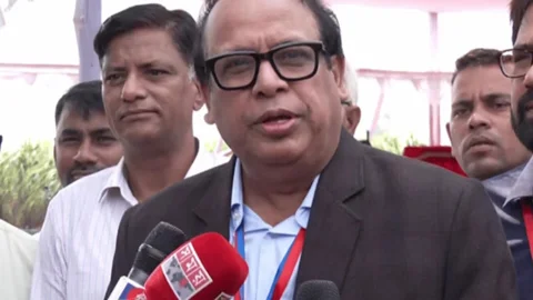 স্থায়ী ক্যাম্পাসের ভিত্তিপ্রস্তর উন্মোচন অনুষ্ঠানে সাংবাদিকদের সঙ্গে কথা বলেন ঠাকুরগাঁও বিশ্ববিদ্যালয়ের উপাচার্য ইসরাফিল শাহীন। ছবি: সংগৃহীত   