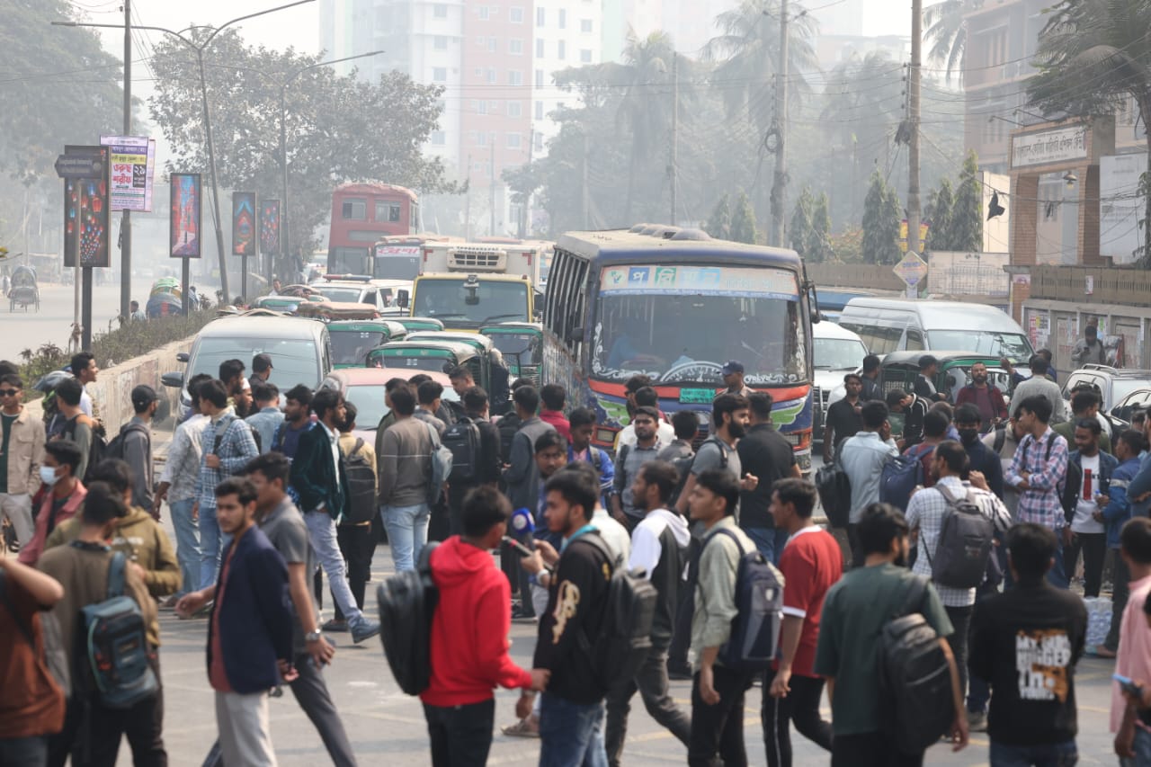 টেকনিক্যাল মোড়ে সাত কলেজের শিক্ষার্থীরা