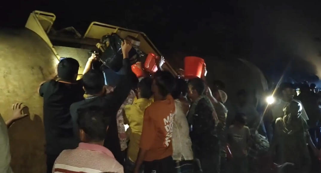 বালতি-মগে তেল নিয়ে গেলেন স্থানীয়রা