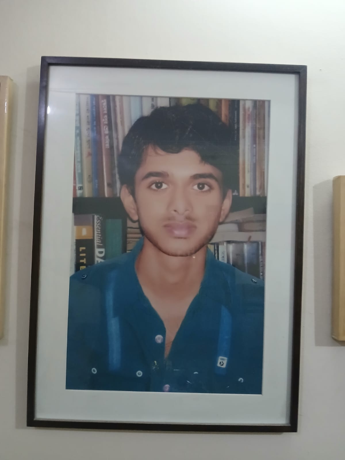 বাসার দেয়ালে ঝোলানো ত্বকীর ছবি। স্ট্রিম ছবি