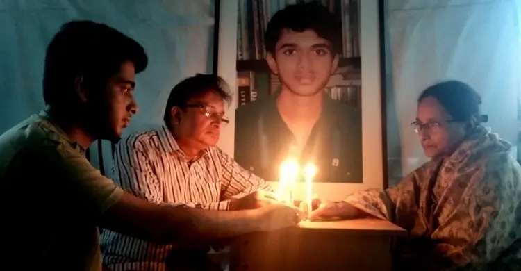 ১৩ বছর ধরে মোমবাতি জ্বালিয়ে ত্বকী হত্যার বিচার দাবি করছেন রফিউর রাব্বী। ছবি: সংগৃহীত