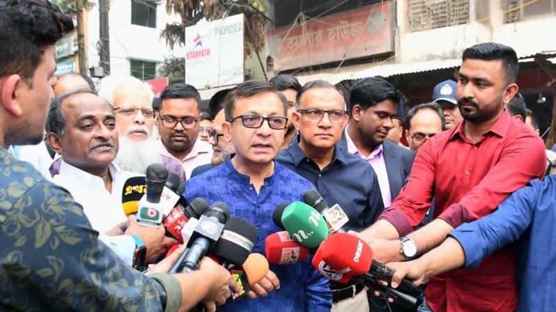 মোহাম্মদপুর টাউন হল কাঁচাবাজার পরিদর্শন শেষে সাংবাদিকদের সঙ্গে কথা বলেন বাণিজ্যমন্ত্রী খন্দকার আব্দুল মুক্তাদির। ছবি: সংগৃহীত