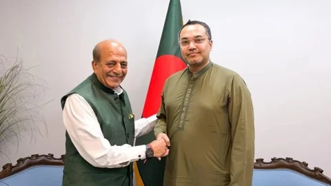 বৃহস্পতিবার তেজগাঁওয়ে প্রধানমন্ত্রীর কার্যালয়ে মাহদী আমিনের সঙ্গে সৌজন্য সাক্ষাৎ করেন ভারতীয় হাইকমিশনার দীনেশ ত্রিবেদী। ছবি: মুখপাত্রের দপ্তর