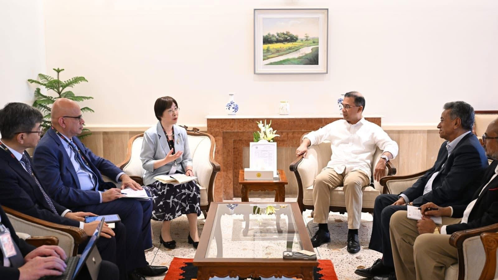 প্রধানমন্ত্রীর সঙ্গে এআইআইবির প্রতিনিধি দলের সাক্ষাৎ