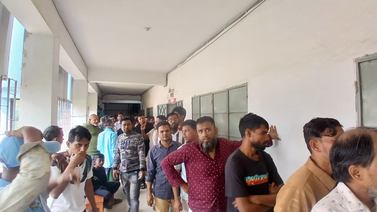বিভিন্ন ভোটকেন্দ্রে উর্দুভাষী ভোটারদের উপস্থিতি ছিল চোখে পড়ার মতো। স্ট্রিম ছবি