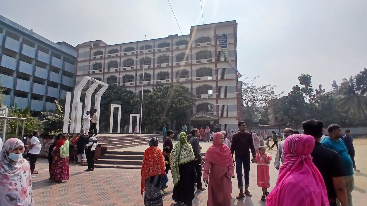 বিভিন্ন ভোটকেন্দ্রে উর্দুভাষী ভোটারদের উপস্থিতি ছিল চোখে পড়ার মতো। স্ট্রিম ছবি