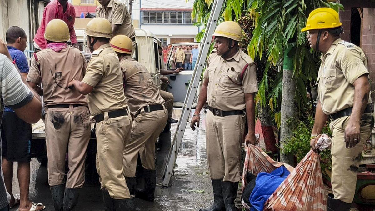 দুর্ঘটনাস্থলে উদ্ধার তৎপরতা চালাচ্ছে পুলিশ। সংগৃহীত ছবি