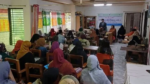 অ্যাসেট প্রকল্পের এন্টারপ্রাইজ-বেইজড ট্রেনিংয়ে অংশগ্রহণকারী নারী প্রশিক্ষণার্থীরা। ছবি: সংগৃহীত