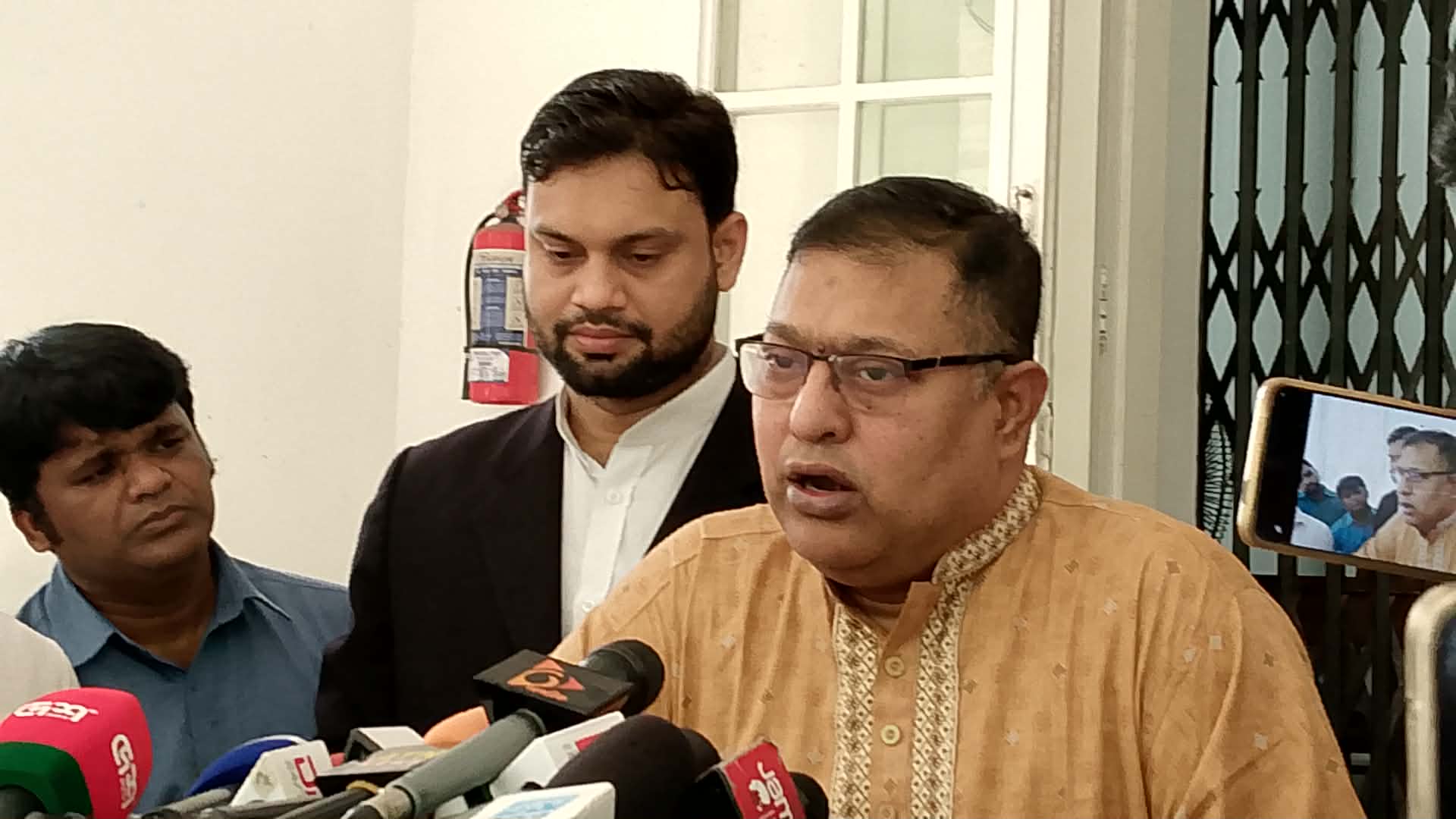 সাংবাদিকদের সঙ্গে কথা বলছেন মশিউর রহমান মামুন